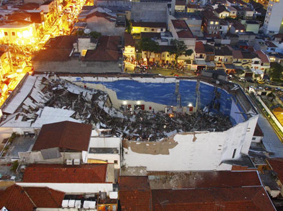 Zaradi zrušitve cerkvene strehe je umrlo najmanj sedem ljudi.