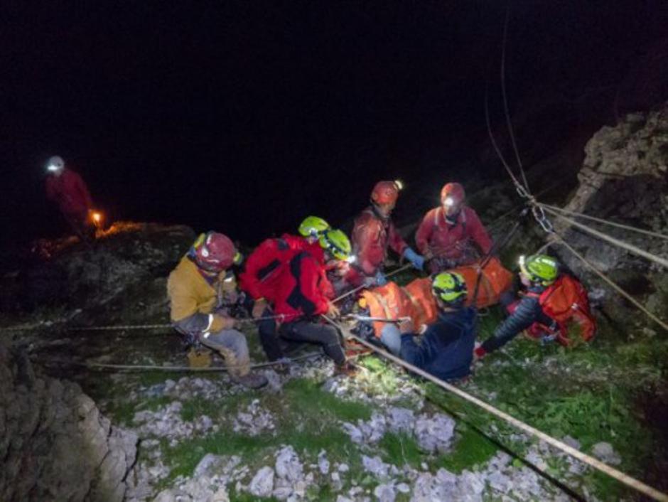 Reševanje gorski reševalci | Avtor: GRS Tolmin