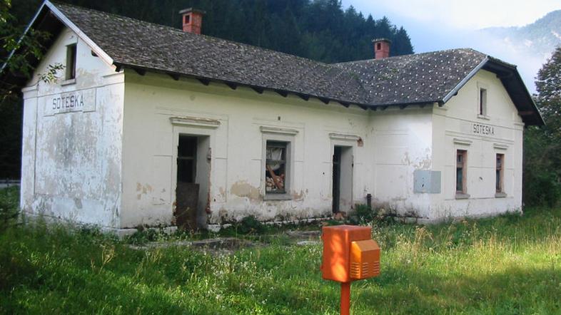 V takšnem stanju je bila nekdanja železniška postaja pri Bledu, preden jo je v n