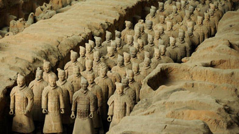 Pod zemljo naj bi bilo še okoli 5.000 terakotnih vojščakov.