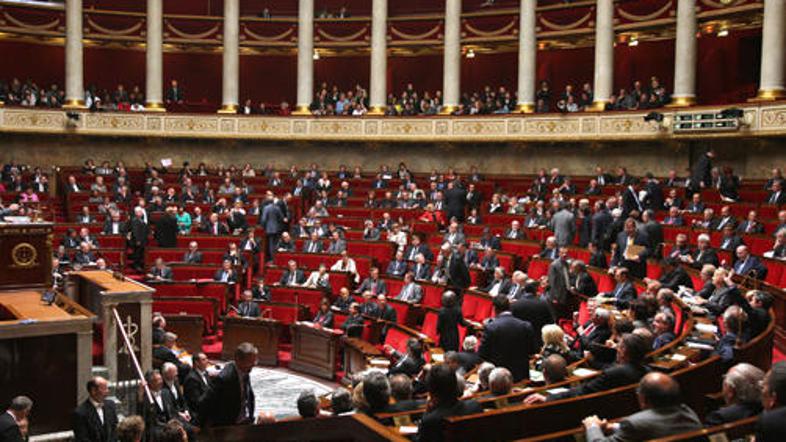 Prelomen zakon je z 296 glasovi za in 233 glasovi proti potrdil francoski parlam