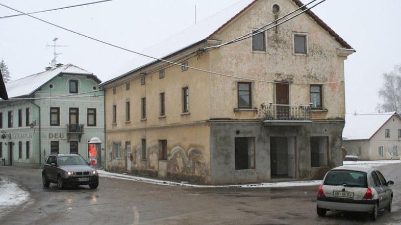 Za ureditev varnega križišča v Mokronogu bodo letos porušili Koželjevo hišo. (Fo