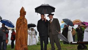 Dež ni čebelarjev prav nič motil, da se ne bi veselili nove pridobitve. (Foto: Č