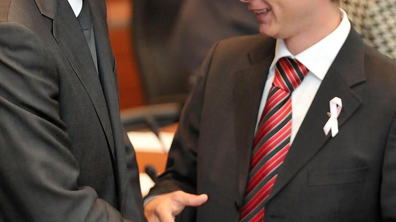 Poslanec SD Dejan Levanič (na sliki levo) pravi, da bo OZS s pooblastilom dobila