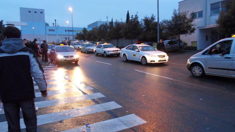 Veliko obiskovalcev se je namesto s svojimi vozili odpeljalo s taksijem. Pred kl