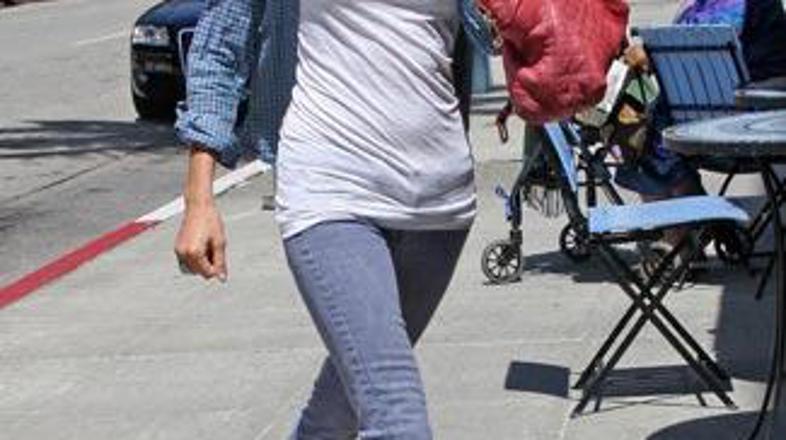 Sienna se vztrajno izogiba paparacem, meni celo, da bi moralo biti zalezovanje s