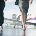 Moški in ženska pred letalom