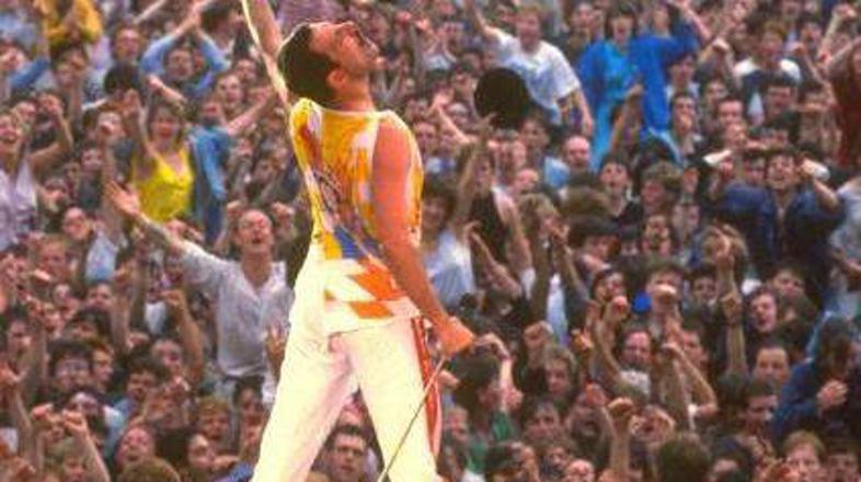 Freddiejevi bleščeči in spektakularni nastopi so postali zaščitni znak skupine.