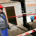 Gospodarsko poslopje je preklano na polovico. Lastnik pravi, da se razpoka še ve