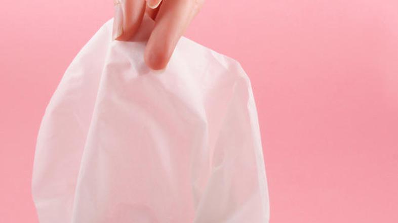 Kašljajte v robčke. (FOTO: Shutterstock)