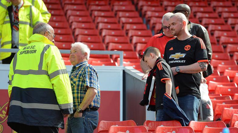 Old Trafford, sumljiv paket