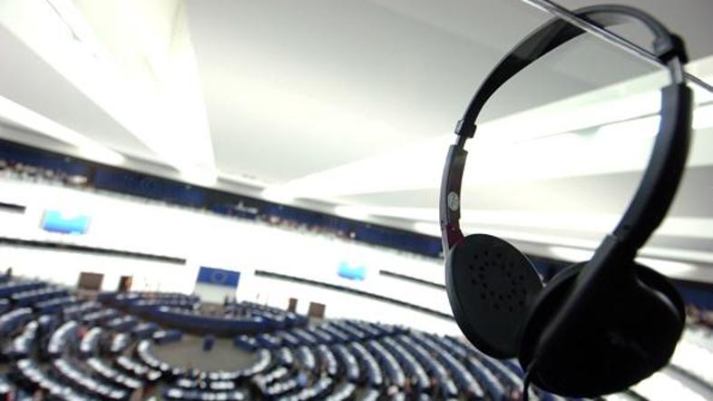 Ko se Hrvatje in Srbi v EP nočejo razumeti, jim na pomoč priskočijo prevajalci.