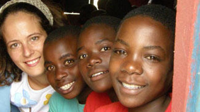 Jana Lutovec Lah z ugandskimi otroki, ki jim je prinesla darila.