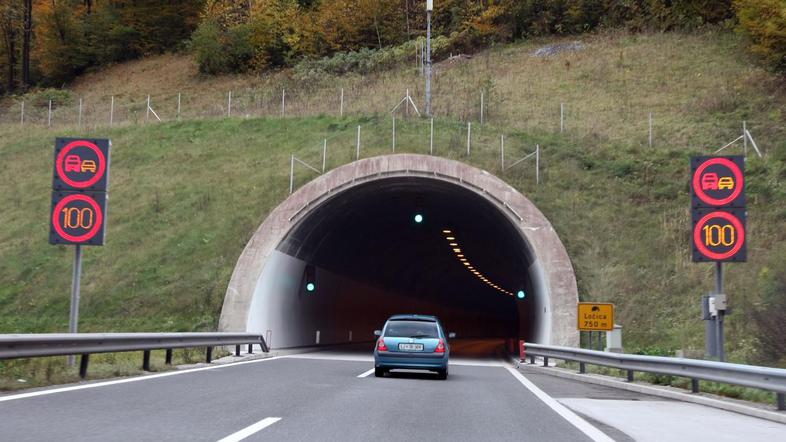 Svetlobni prometni znaki opozarjajo na nevarne ovinke, omejitve hitrosti in zast
