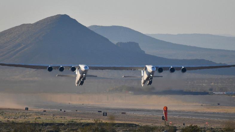 največje letalo stratolaunch behemot