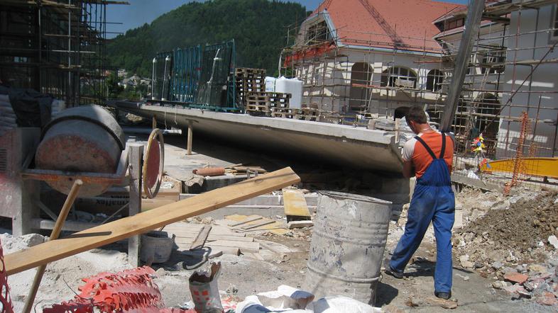 Optimizem sredi septembra, ko je obnova gradu spet stekla, je zaradi stavke Vegr