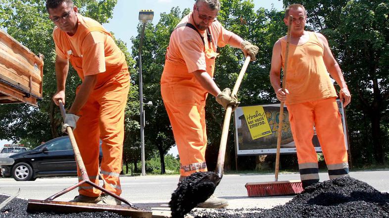 Gradbeni delavci, večina med njimi je tujcev, o nevarnostih UV-žarkov in ozona n
