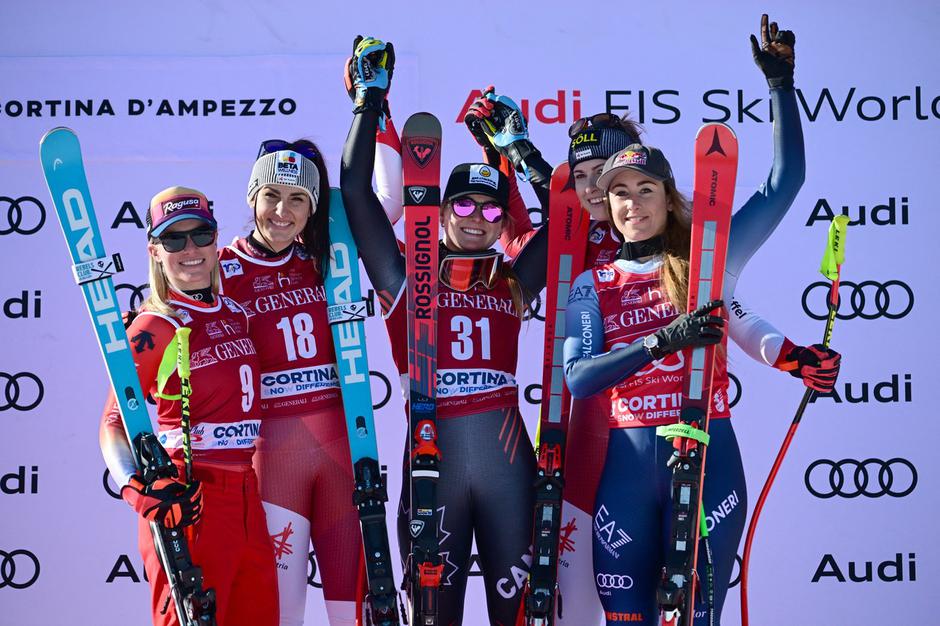 Pet smučark na stopničkah v Cortini d'Ampezzo | Avtor: Profimedia