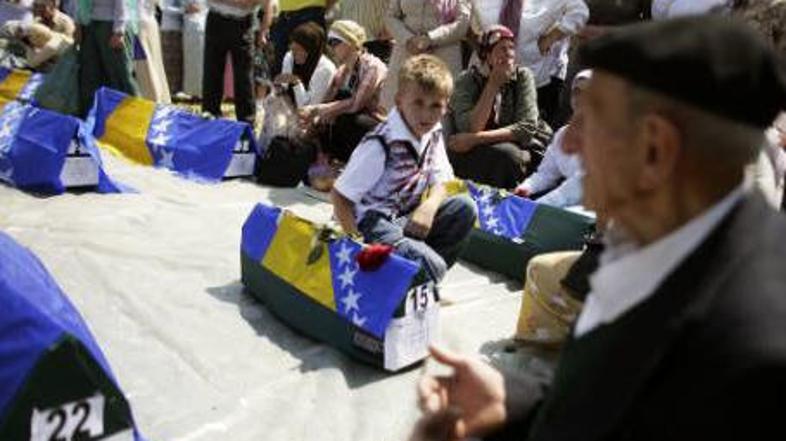 Okoli tisoč žalujočih je na zadnjo pot v Bratuncu pospremilo tudi šestletno Narc