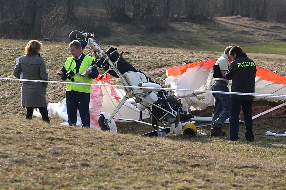 V bližini Hotedršice pri Logatcu je strmoglavil jadralni zmaj na motorni pogon. 