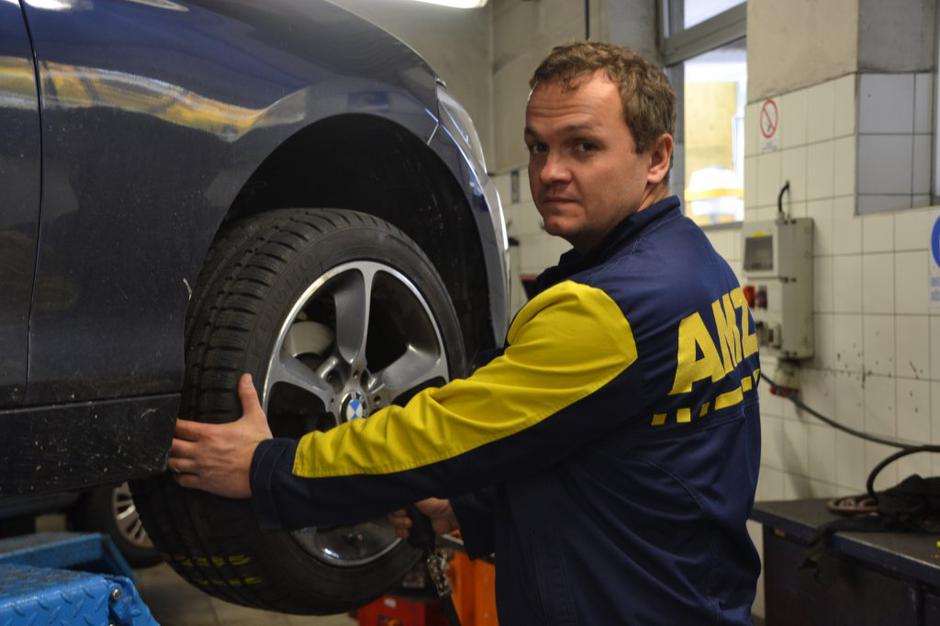 Mehanik AMZS Jurij Kočar | Avtor: Gregor Prebil