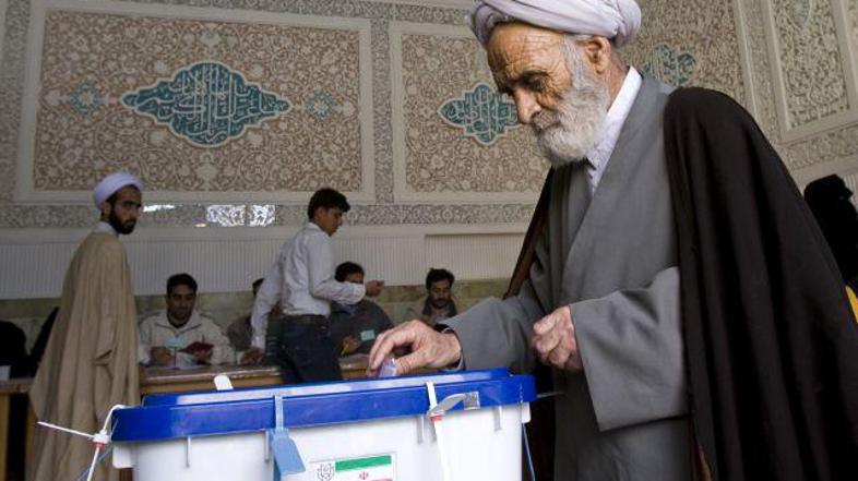 Duhovnik oddaja svojo glasovnico.