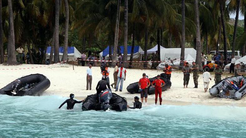 Preiskovalci se peti dan iskanja vračajo na plažo Galawa, 35 kilometrov severno 