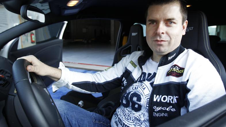 V Belgiji se je na praznem dirkališču sedem slepih voznikov učilo vožnje in obču