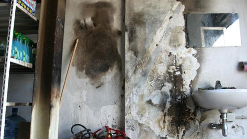 Zaposlenim je ob pomoči sosedov ogenj uspelo pogasiti.