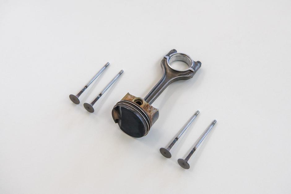 motor, 16V, motorna glava, ventili, | Avtor: Škoda