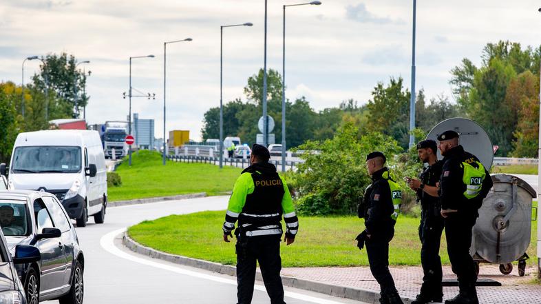 Bratislava, policija, fotografija je simbolična