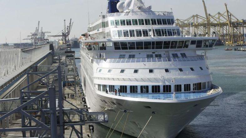 Ladja Louis Majesty počiva v pristanišču v Barceloni. Na njej morajo zamenjati p