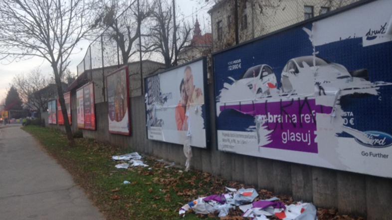 Uničen plakat kampanje ZA