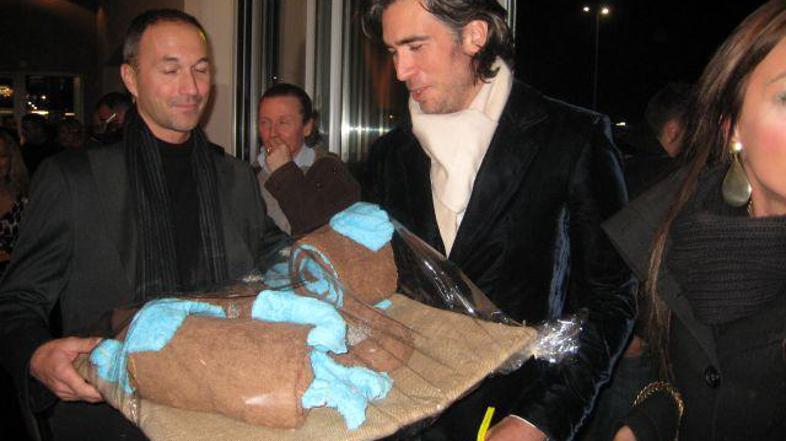 Jan Plestenjak prejema darila.