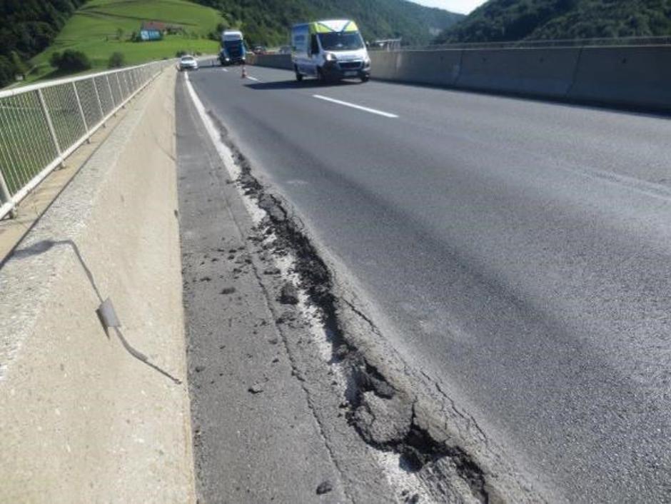 Uničeno vozišče štajerske  avtoceste | Avtor: Dars