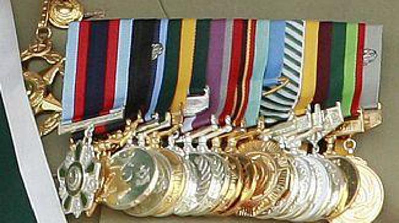 Mušaraf se ne bo več kitil z odlikovanji.