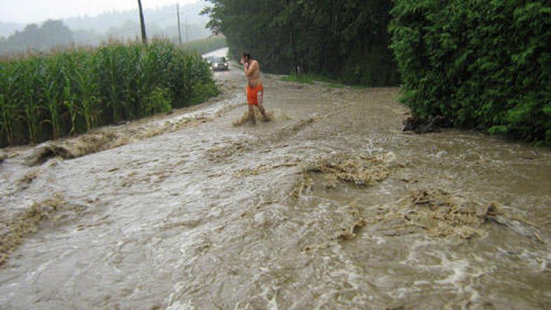 Po besedah bralca Milana je neurje trajalo dobre pol ure.