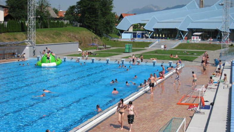Na letnem kopališču v Kranju ves čas dolivajo svežo vodo. Najmanj 50 litrov na k