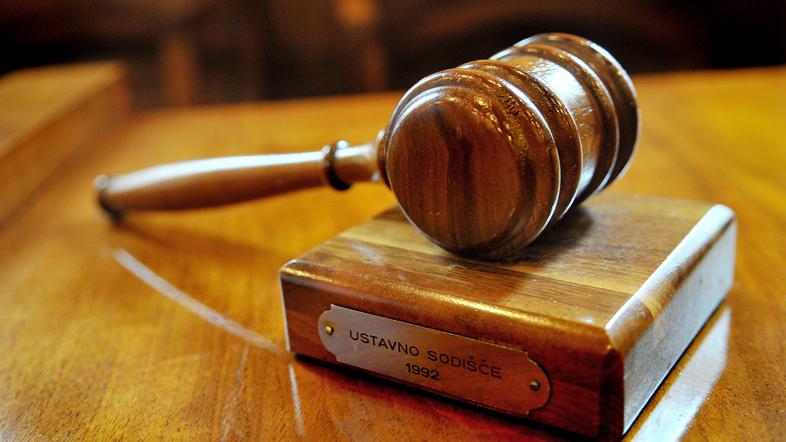 "Ni dobro, da ustavno sodišče posega v zakonodajno oblast in odloča, kateri refe