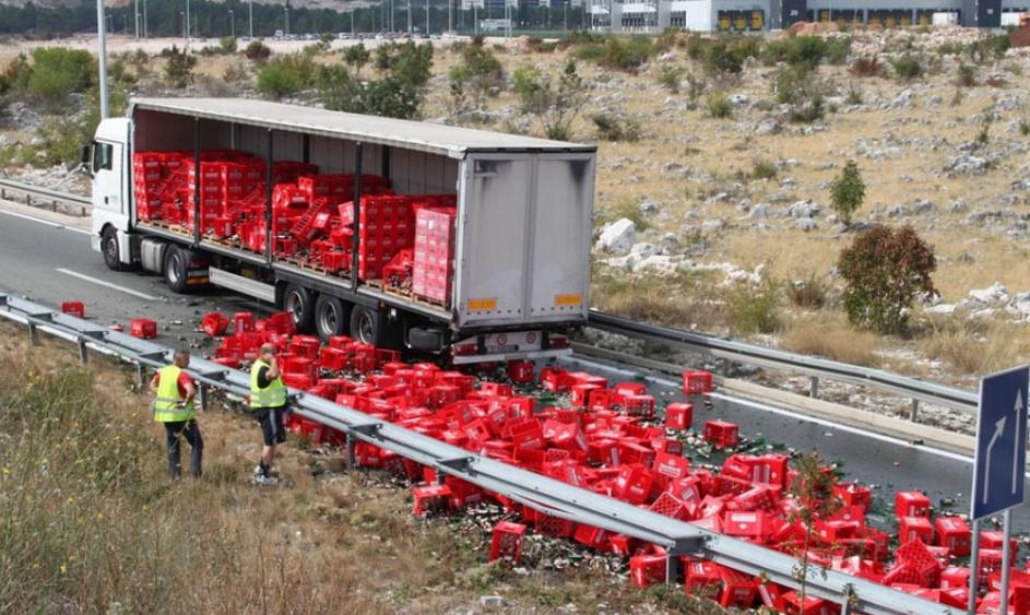 Razsut tovor karlovačkega piva na avtocesti Dugopolje-Klis.