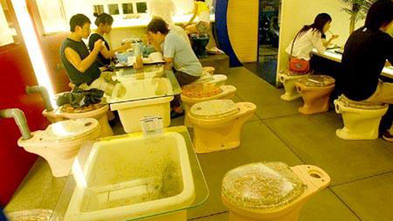 V restavraciji Modern Toilet so pričarali pravo "straniščno" vzdušje.