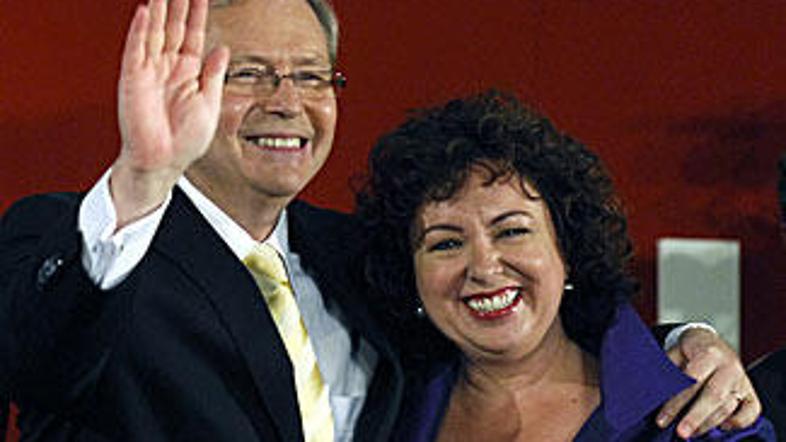 Novoizvoljeni premier se veseli z ženo Therese Rein.