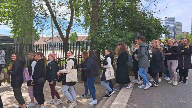 Gneča pred pop-up trgovino SWY