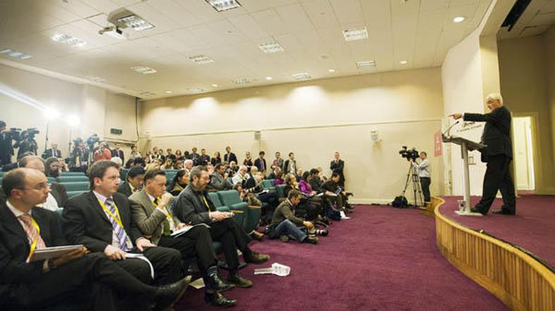 Britanski finančni minister Alistair Darling med govorom FOTO: AFP