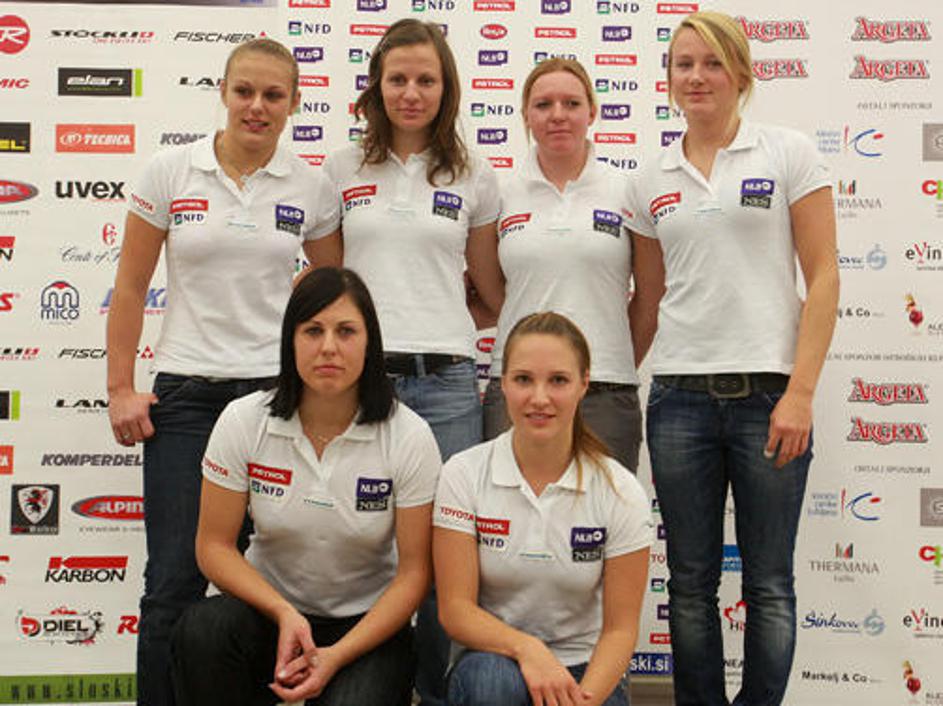 Del slovenske ženske reprezentance (od leve zgoraj do desne spodaj): Nina Katari