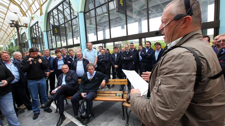 Mesarič je zbrane sproti obveščal o poteku stavke in o zaključkih, ki so jih spr