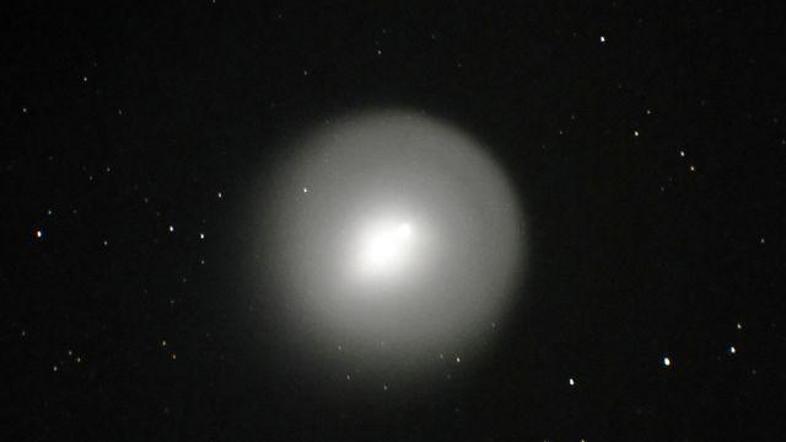 Po eksploziji je komet viden kot okrogla lisa svetlobe.