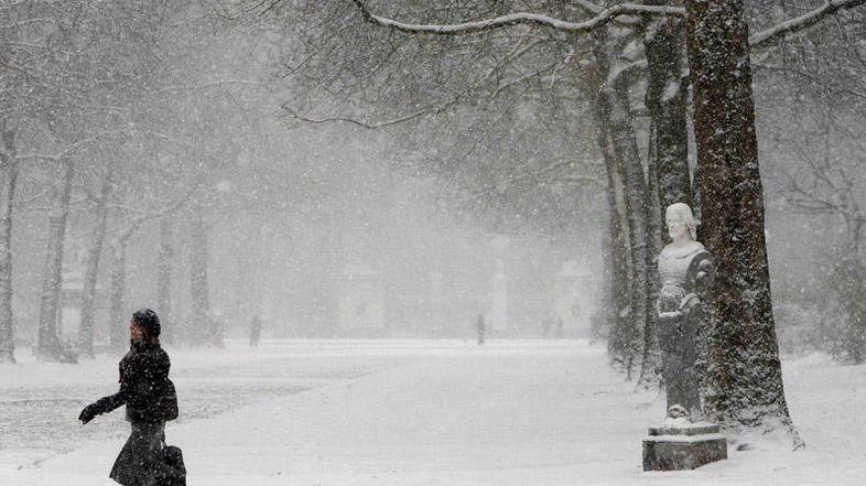 Po podatkih Agencije za okolje bo v nedeljo snežilo po celi državi, zapadlo pa n
