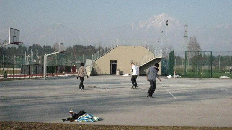 Nogometno društvo Triglav bi šotor postavilo na ploščadi pred tribuno. Dopoldne 