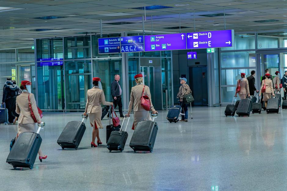 stevardese na letališču ob prihodu letala iz Dubaja | Avtor: Profimedia